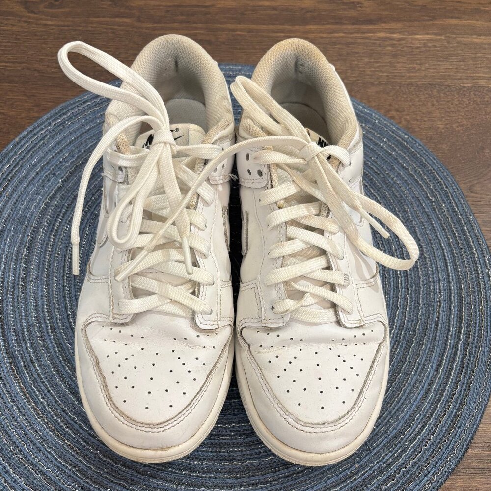 White nike sneakers US size 7.5